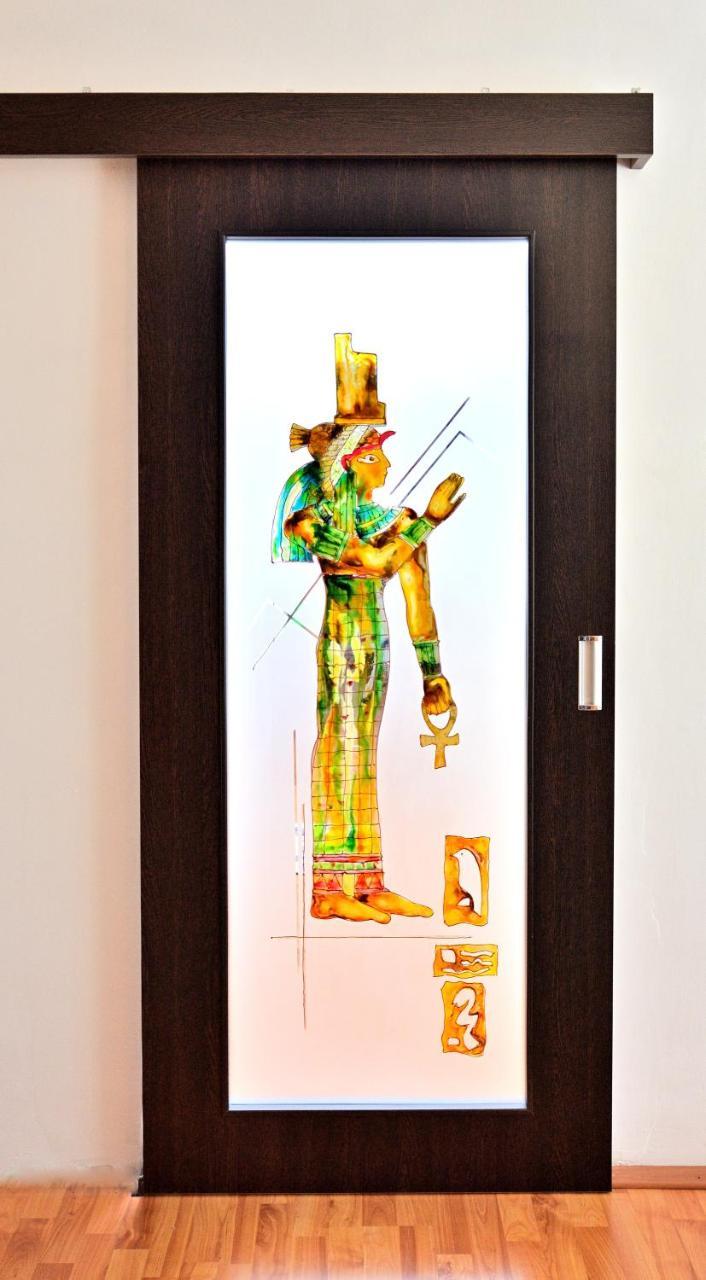 Nefertiti'S Apartment Piatra Neamt Luaran gambar